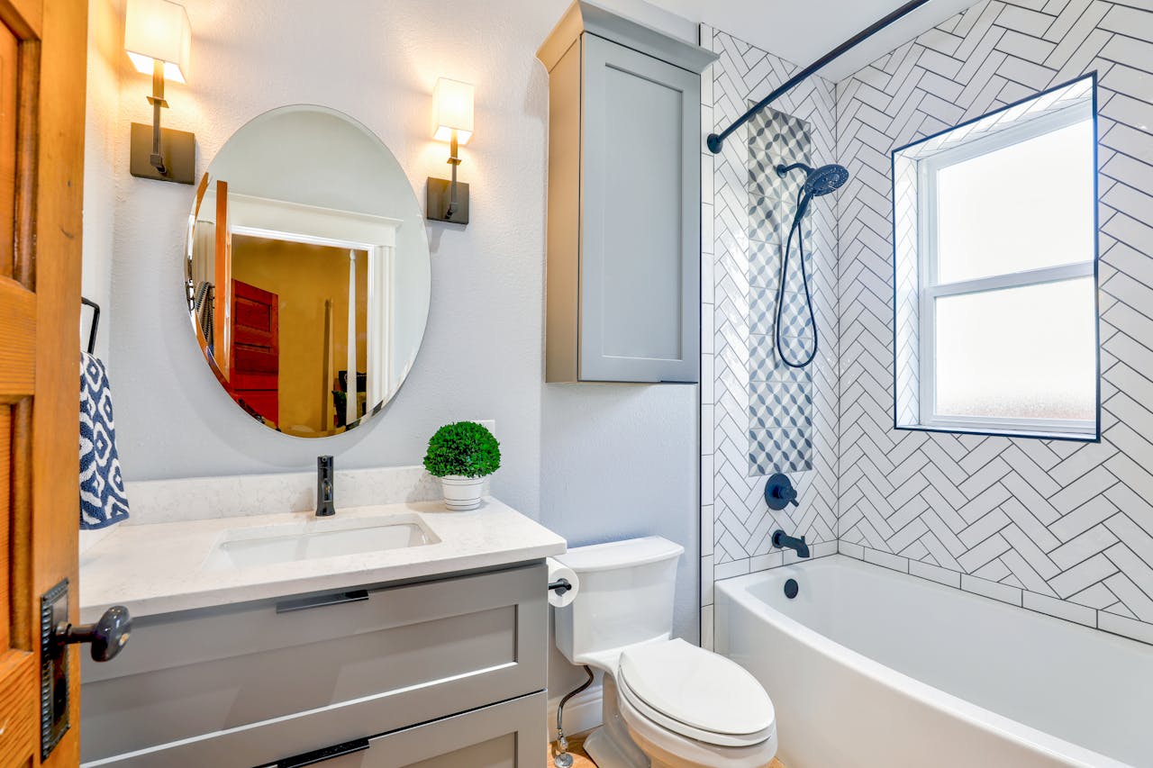 Optymalne organizowanie przestrzeni w łazience – półki i wieszaki łazienkowe